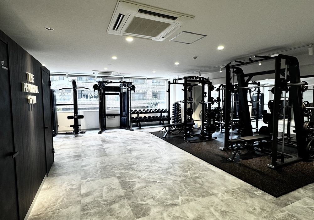 THE PERSONAL GYM薬院・天神店の店内（パワーラック・スミスマシン・ダンベルエリア）