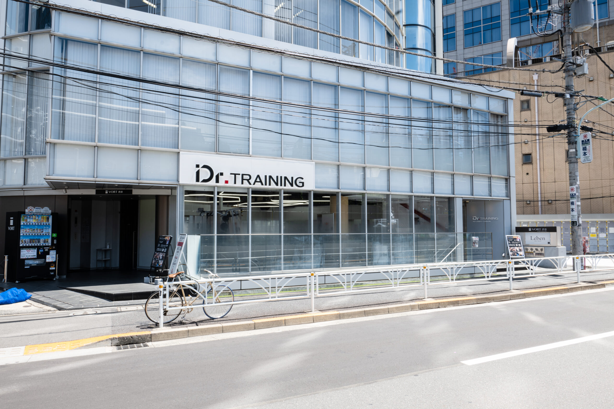 Dr.トレーニング渋谷店の外観。ビル1階に「Dr.TRAINING」の看板が掲げられている